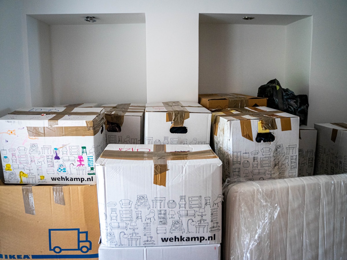 Entrümpelung: Umzugskartons in einer Wohnung